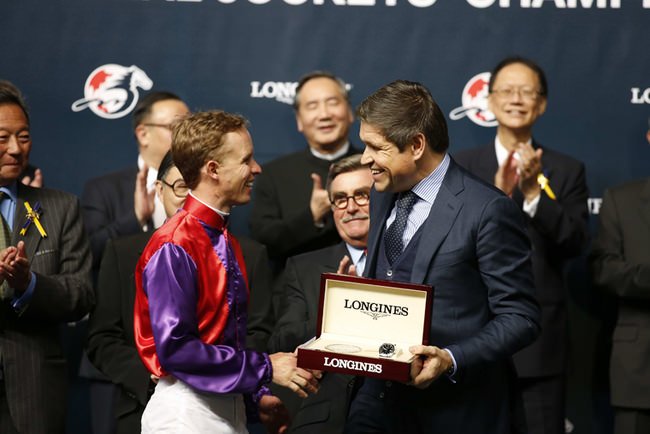  LONGINES副总裁暨国际市场总监Juan-Carlos Capelli先生颁赠LONGINES腕表予「浪琴表国际骑师锦标赛」冠军骑师麦维凯 (Kerrin McEvoy) 