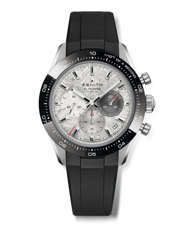 Chronomaster Sport 计时大师陨石款运动计时腕表搭配耐用的一体式精钢表链，链节经缎面打磨与抛光处理交替修饰，并搭配双重折叠式表扣。另附赠一条黑色橡胶表带，配备同款表扣，让腕表更百搭多变，可自由切换多种风格。