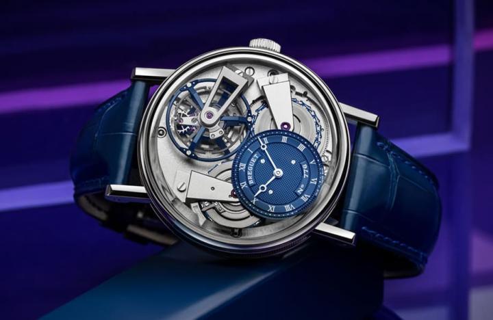 宝玑Tradition 7047再出现铂金款式，不过这回手表换上蓝色细节呈现与前作有别的新气象。