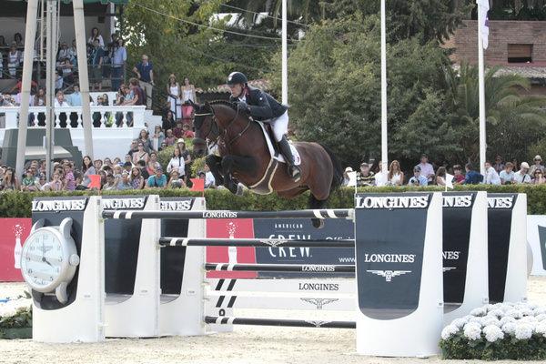 国家杯场地障碍赛收官战冠军法国队骑手Aymeric de Ponnat与坐骑Armitages Boy优雅腾跃