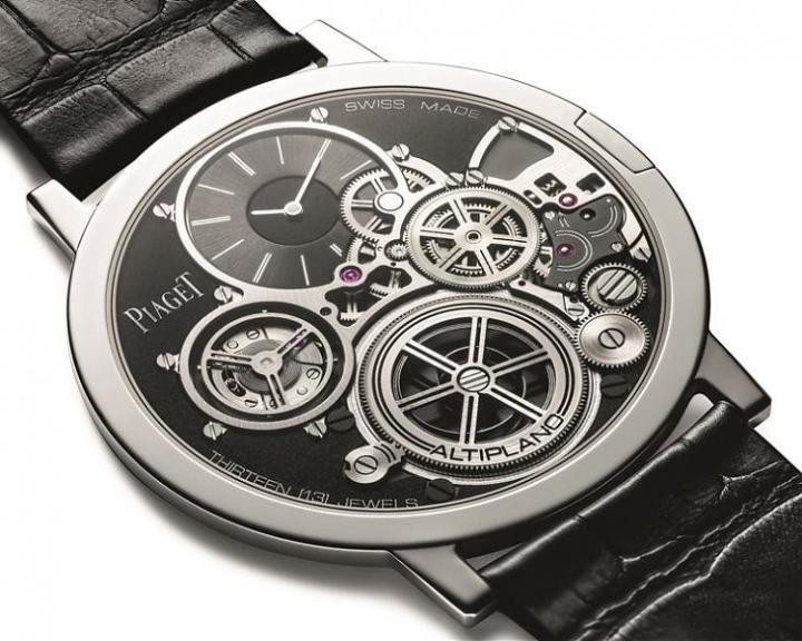 从表款的面盘上可以发现其轮系结构比起传统腕表有所区别，大量水平化且倒置机芯的设计，使其更有本钱达到超薄境界