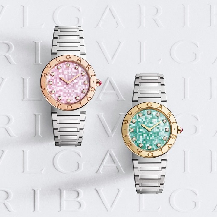 宝格丽全新推出两款 33 毫米 Bvlgari Bvlgari 腕表，巧思将古罗马马赛克工艺凝缩于盘面之中。工匠悉心将将近 400 片细小珍珠母贝交错镶嵌，在光线折射下绽放璀璨虹彩，衬托着 12 颗钻石时标与表冠上的粉红碧玺。其中，粉红盘面款式搭配 18K 玫瑰金表圈，绿色盘面款式则搭配 18K 黄金表圈，各展优雅温润的金属质感与缤纷夏日风情。