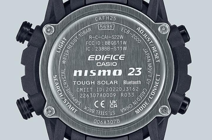 手表底盖刻印NISMO的标志，强调手表的联名款身份。