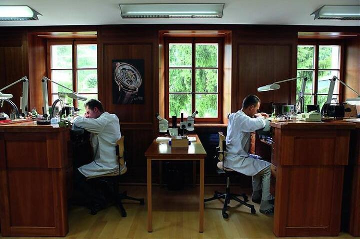 位于瑞士Le Brassus的制表工坊，囊括了各种大复杂制表工艺技巧，将五大工艺（如金雕丶珐琅丶大马士革镶金丶三问活动人偶丶赤铜等）齐聚于宝珀之下，成为当之无愧的业界重镇