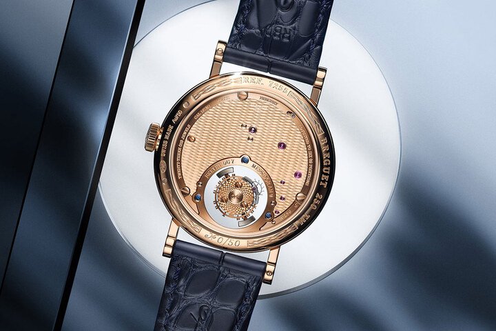 Classique Tourbillon Sidéral 7255腕表，机芯背面饰有今年推出的全新Quai de l'Horloge机刻雕花图案，其设计灵感源自西堤岛的独特曲缐和圣路易斯岛的细长轮廓。