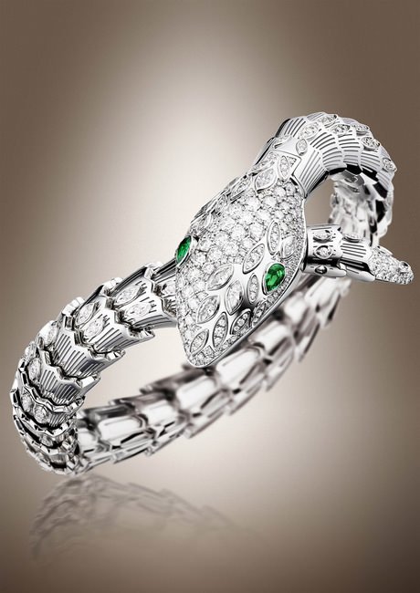 BVLGARI Serpenti 顶级珠宝腕表，18K白金表壳，镶嵌8颗马眼形切割钻石、159颗明亮切割圆钻、2颗梨形祖母绿。18K白金表盘镶有32颗明亮型切割圆钻。单圈18K白金手镯镶嵌116颗明亮型切割圆钻，搭载B033石英机芯