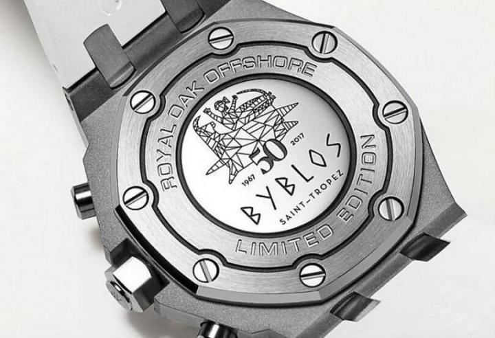 腕表底盖镌刻50周年纪念Logo