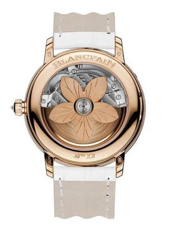 透过表背可以看见这个被打造成5办花状的K金摆陀，不只造型美丽，背后所代表的祝福更是让人心动