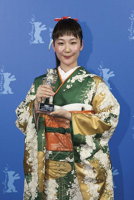 日本女星黑木华凭电影《小小的家》夺最佳女主角银熊奖