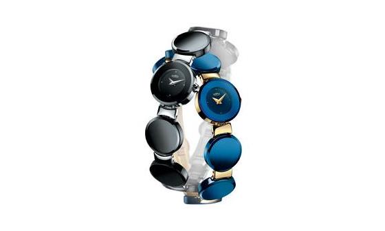 罗马表 Roamer 推出的新款 Dreamline Ceramic 戴在手上婉如一条柔软的手镯。这个手镯上装饰著黑色或蓝色的全陶瓷圆片，手表的表壳与陶瓷圆片的大小和风格完全相同，蓝水晶玻璃表蒙，表壳内是微微发亮的 蓝色或黑色光滑的刻度盘，时间刻度的位置装饰著四颗钻石。 指针和手鍊与手搭配在一起创造完美的和谐，并给人一种时尚感。 通过全新的Dreamline Ceramic罗马表Roamer 再次展现其制造全新现代计时产品的专长和机能。 Dreamline Ceramic — ㄧ款风格与典雅和新技术相结合的独特手表，专为时上女性制作。