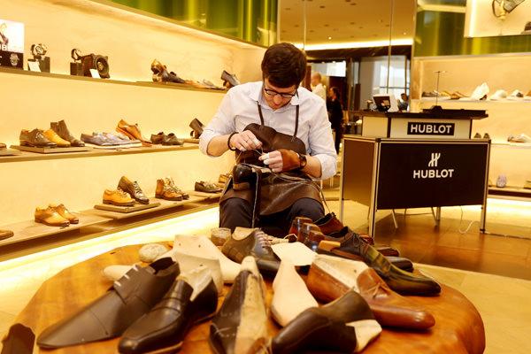 Berluti制鞋大师诠释手工制鞋工艺