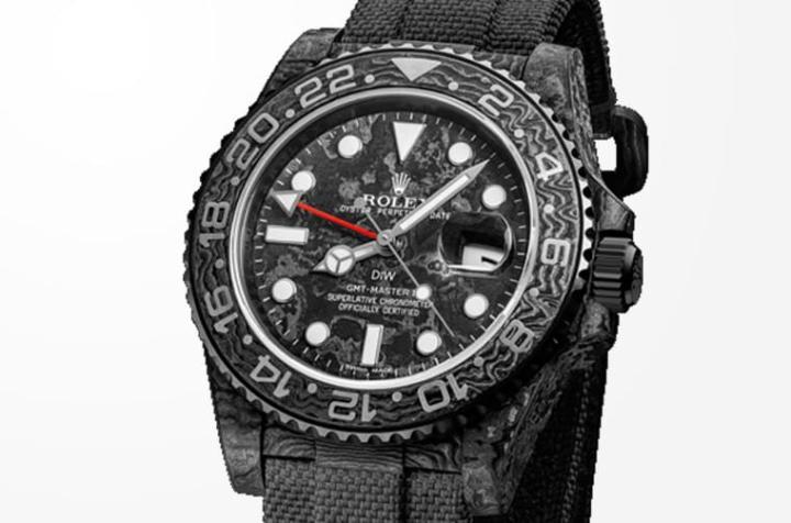 改装表品牌特别保留红色的两地时间指针，强化手表个性之余，也确保手表阅读时间的清晰度。Source：Designa Individual Watches