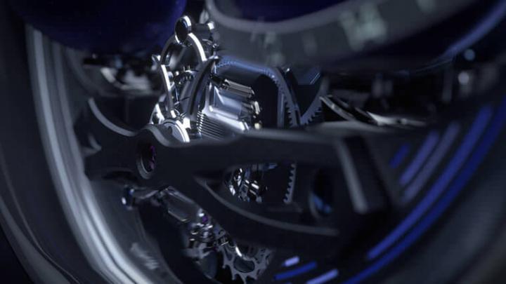 由PVD镀黑色钛金属打造的陀飞轮板桥，框架表面经喷砂工艺处理，以优美的弧度跨越星际空间