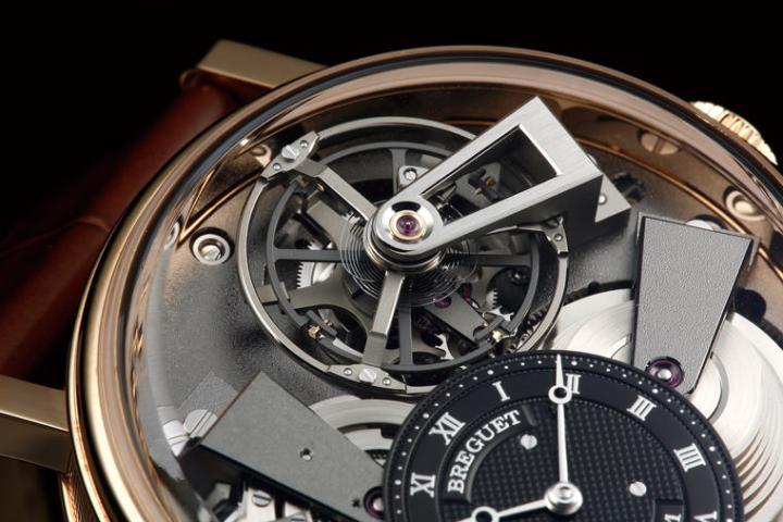 以陀飞轮整体的尺寸来说，仅以单臂固定算是大胆的做法，不过从侧面可以看到表桥的厚度之厚，而且这也更符合系列历来的设计风格。摆轮同样采用了系列一贯的复古螺丝摆轮