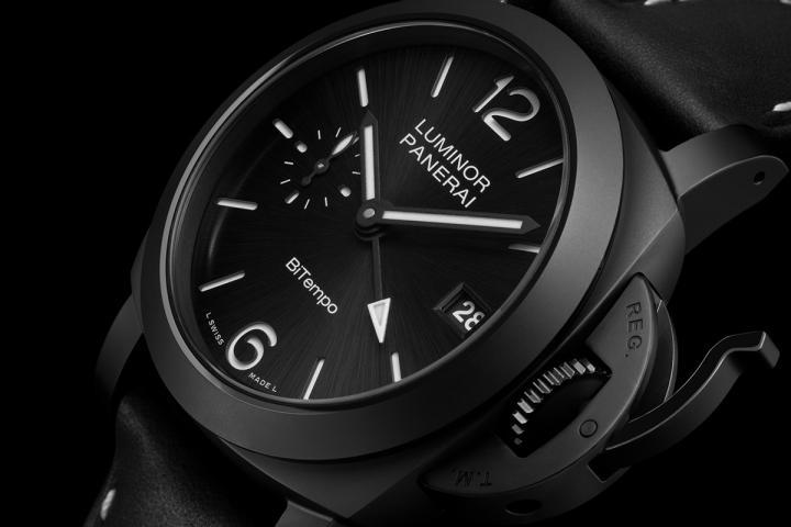 全新 Luminor 系列 40 毫米两地时间陶瓷腕表 PAM01460 以精致的全黑美学呈现。40 毫米的黑色陶瓷表壳，搭配上沛纳海标志性的黑色太阳放射纹三明治表盘，阿拉伯数字与时标则涂覆白色 Super-LumiNova® X2 夜光涂层，以确保清晰读时。表盘上镌刻的 “BiTempo” 字样是为意大利文的 “两地时间”，彰显沛纳海的义式传承。
