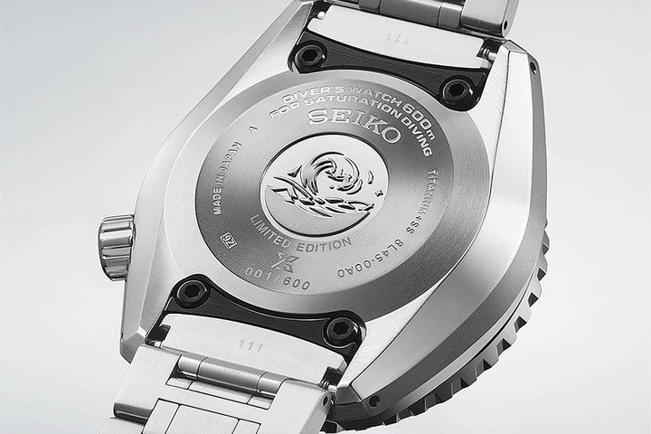 一体成型表壳的底部有Seiko从70年代就使用至今的海洋镌刻图样。