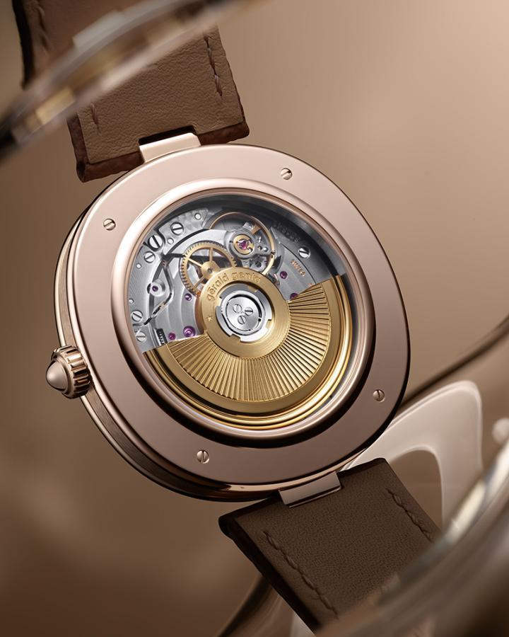 腕表搭载的机芯是 GG-005P，此机芯的基础来自 Zenith Elite 670，并由 La Fabrique du Temps Louis Vuitton 重新诠释。