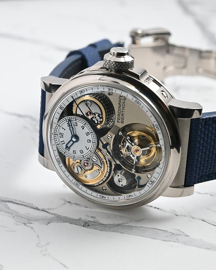 新款 Calibre FB-TV.FC 沿用了前代机芯的调速原理，同时加入了飞行陀飞轮，并新增了两项复杂功能：停秒功能和中央秒针飞返复位功能，可透过表冠上的按钮进行操作。