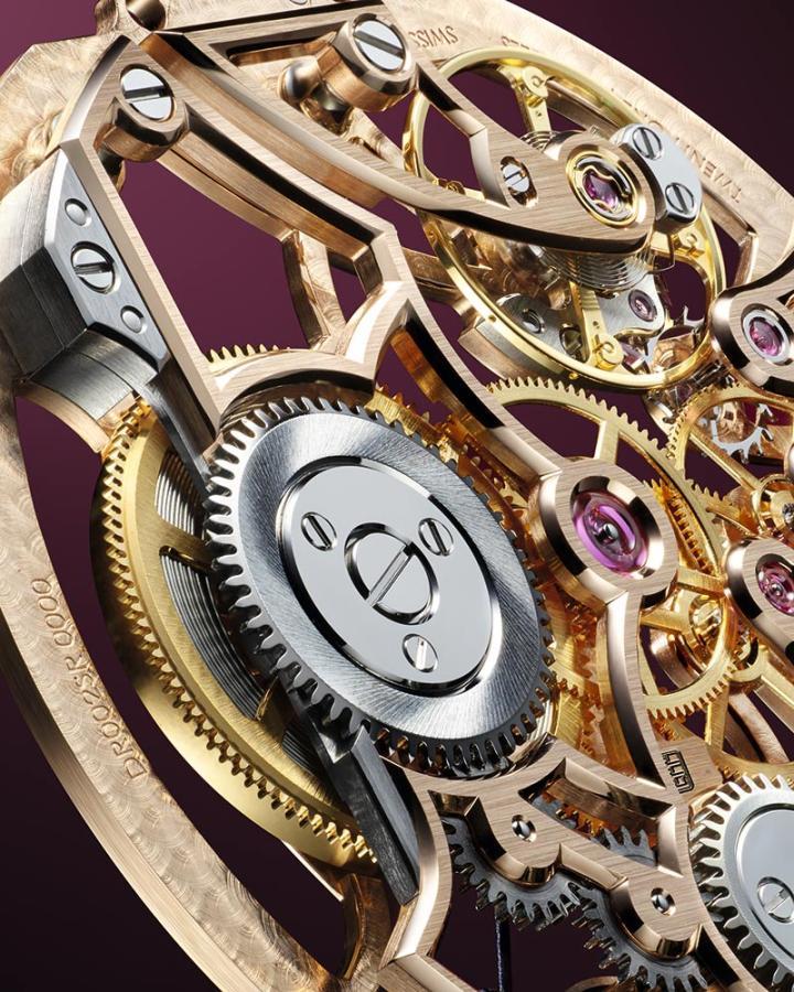 DR002SR 以 DR002 为基础，透过全新设计的桥板与底板重新诠释原有的机芯架构，因应镂空结构的需求。为彰显镂空之美，重新设计桥板与底板确保机芯在表现轻盈通透视觉效果的同时，依然维持结构刚性与优异的走时表现。