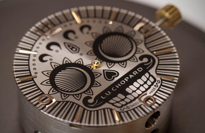 表款面盘镌刻上亡灵节深植人心的Calavera骷髅图案，有别传统骷髅图案的灰暗恐惧氛围，Calavera骷髅反而透过太阳、花卉和心形等元素展现节日传达的乐观态度