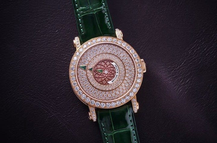 Round 系列源自 FRANCK MULLER 对时间自由哲学的诠释，以旋转盘取代传统指针，打造神秘时计概念。