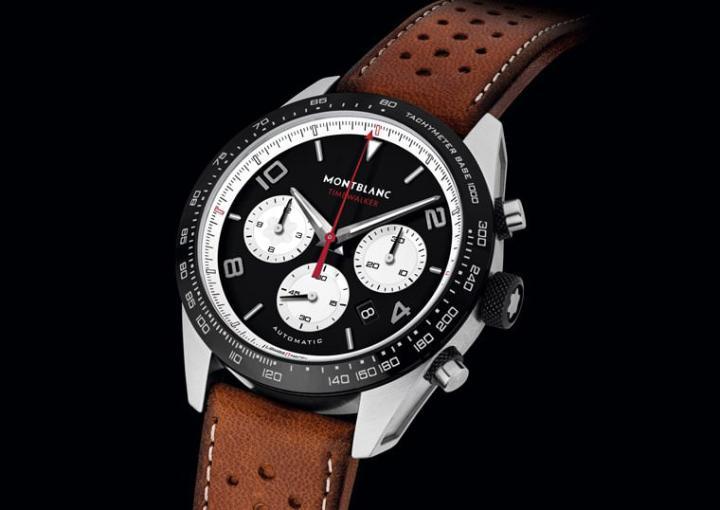 43mm款于表耳侧面做出凹陷的层次，表冠也具有黑色DLC镀层，搭配穿孔式棕色仿旧质感小牛皮表带，整体的细节更为精致优雅