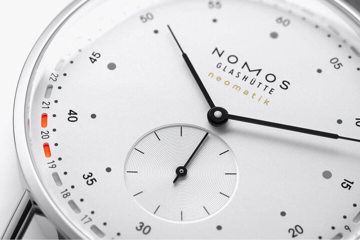 NOMOS独家的日期圈设计2021年移植到Metro系列，以系列清新的都会风格重新演绎