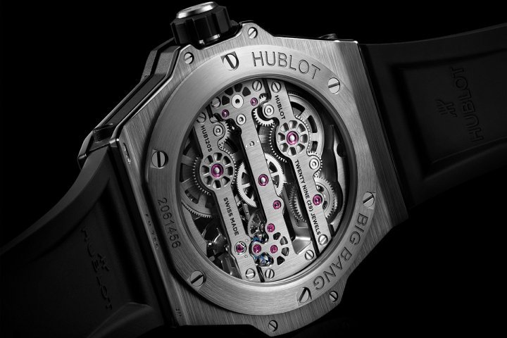 全新Big Bang Meca-10十日链腕表搭载HUB1205手动上链机芯，以264枚零件组成(29颗红宝石轴承)，直径33.4毫米，厚6.8毫米，振频每小时21,600次，拥有长达10日的动力储存。