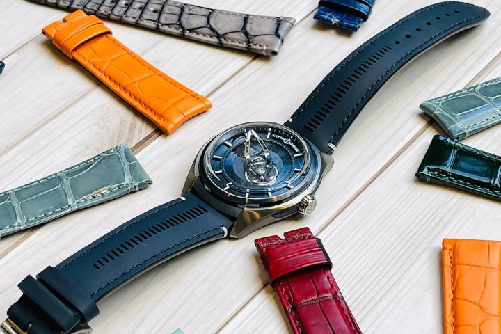 雅典表亦提供多款造型皮表带、鳄鱼皮表带、再生渔网黏扣带以及再生钢带可与 Freak 腕表自由搭配。