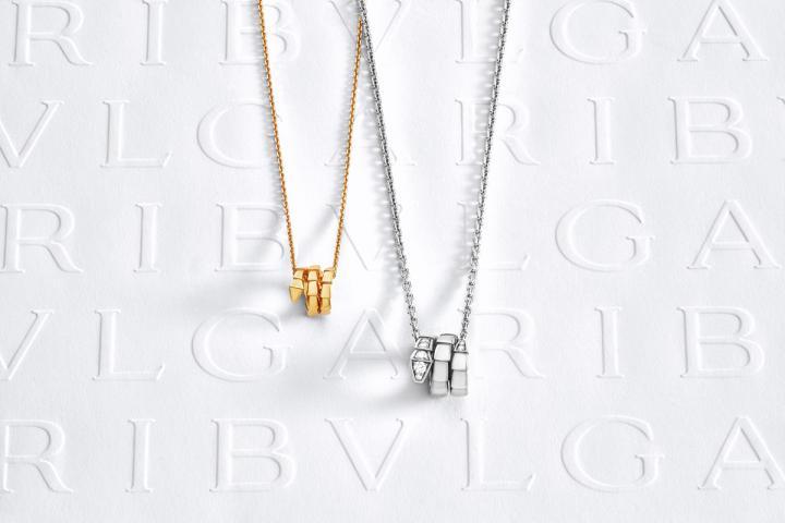 Serpenti Viper 系列 18K 黄金项链 (左) 及 18K 白金镶钻项链 (右)。