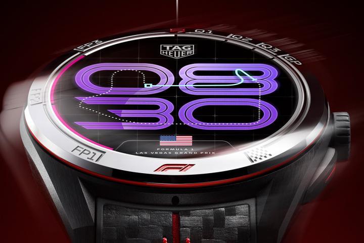 专属打造的 "Race Track" 表盘：数字时间显示于赛道图之下，并随着每一场大奖赛时程自动更新，透过对应赛事名称、国旗与赛道图一一呈现，为 24 场大奖赛周末打造了 24 款独特设计，建立与夺冠赛事的动态连结。