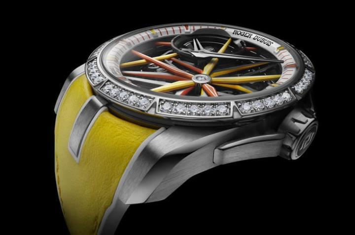 罗杰杜彼新作Excalibur Blacklight Monobalancier采用白金材质，表圈镶上美钻并搭配亮黄色皮表带，让人第一眼就很惊艳。