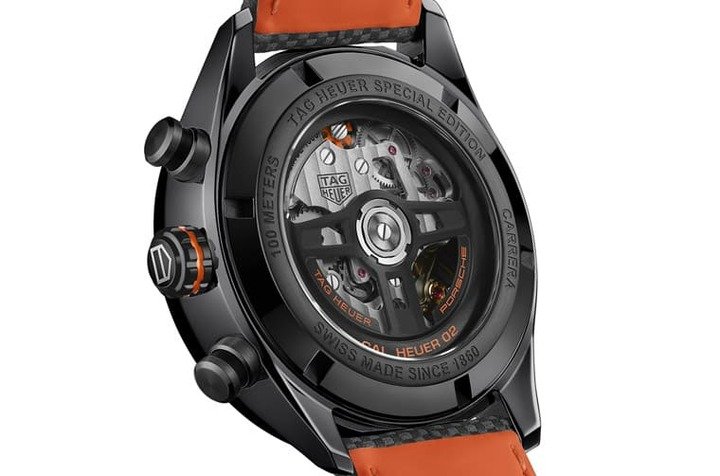 透明底盖下方的Heuer 02机芯换成了造型源自保时捷跑车方向盘的黑色镂空自动盘，强化联名表的身份。