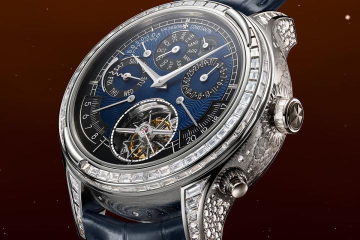 Moon Dust 腕表的珠宝镶嵌工艺极为精细复杂，包含多种不同技艺。其中，表壳平面采用轨道式镶嵌技艺，正面表盘的表圈密镶双排长阶梯形切割钻石，背面表圈则为单排设计；表耳正面与折叠式表扣上同样镶嵌长阶梯形切割钻石。表壳中层和表耳侧面则采用雪花镶嵌技艺，将不同尺寸的明亮式切割钻石错落有致地铺排于金属基底上，颗颗钻石紧密簇拥，巧妙隐藏金属结构，营造出熠熠钻光迤逦铺展的视觉效果。