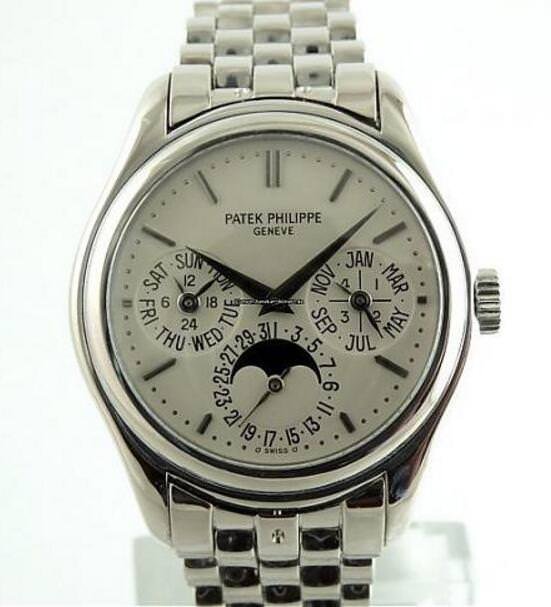 2003年推出的Ref.5136，和Ref.3940乍看满雷同，不过尺寸和细部设计有些微差异，搭配链带更显与众不同的格调