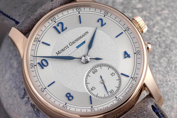 Benu Power Reserve 表款中，刻画数字与时标的外缘刻度圈饰以 Azurage 纹理，环绕着呈细腻纹理与柔雾质感的表盘中央区域。