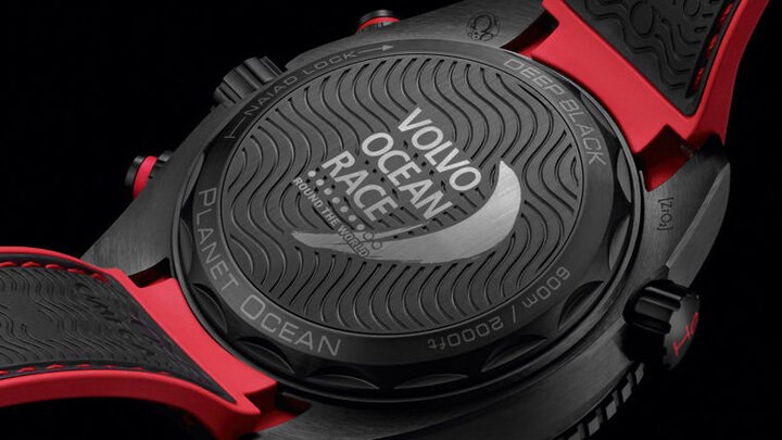 底刻上装饰了水波状的纹路，上头还刻印Volvo Ocean Race帆船赛Logo，呼应表款的限量纪念价值