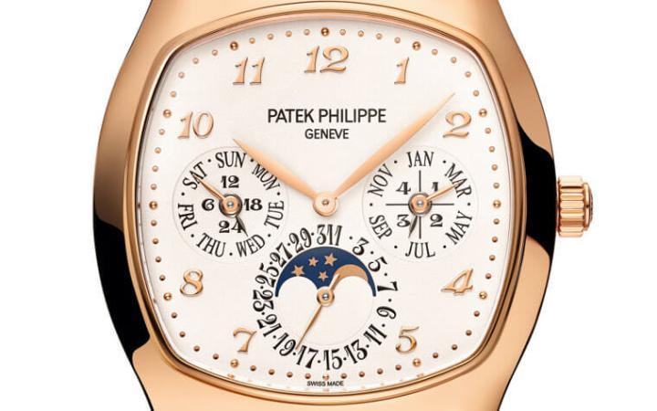 初版所采用的轨道式分钟刻度经微调后换上精简的点状设计，使面盘边缘的留白空间更多，塑造更纯粹干净的视感