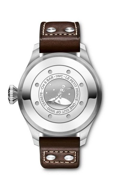 IWC推出大型飞行员腕表「小王子」特别版精钢表壳及折叠表扣搭配深蓝色表盘，镀铑指针及刻度附有Super-LumiNova®* 镀层，搭配饰有缝线的棕色小牛皮表带