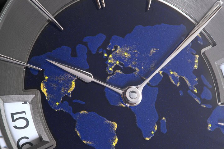 新款Classic Traveller Globe Night Blue，以微绘珐琅的方式在表盘中央画出深蓝色的夜间地球，再透过细腻的金色点缀，描绘世界各地分布的灯火。
