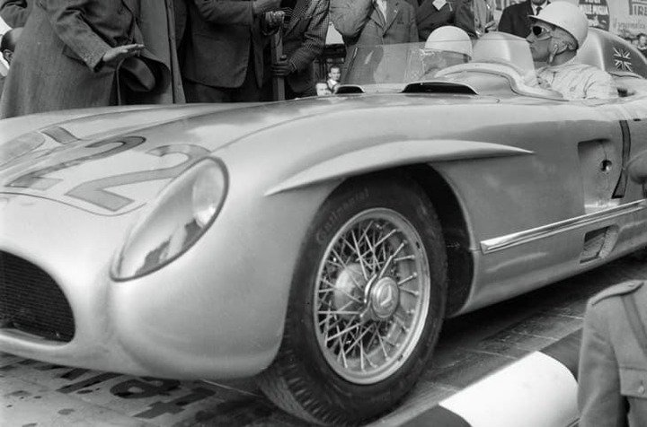 Stirling Moss爵士与Denis Jenkinso于1955年驾驶宾士300 SLR，以10小时7分48秒完成千里赛，平均时速达157.65公里，缔造至今无人打破的传奇纪录。