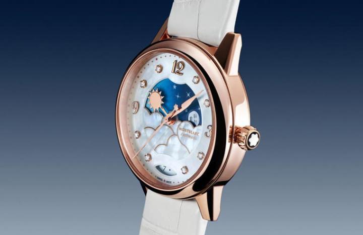 除了不锈钢款式，宝曦系列昼夜显示手表亦有玫瑰金版本。
