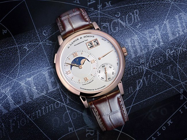 月球是Grand Lange 1 Moon Phase 的焦点所在，小时和分钟圈展示出月球盈亏的丰富细节。这与Andreas Cellarius在17世纪前一直备受肯定的本论说十分相近，此理论指月球在细小的圆形轨迹（本轮）上移动，再沿偏心路径围绕地球转动