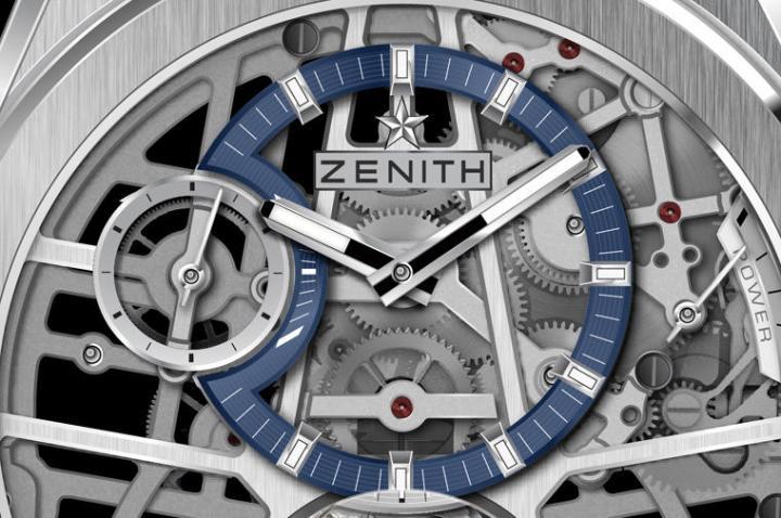 镂空的面盘看尽内部的精细构造，12点时标方位有品牌代表性星星标志。且表壳以符合人体工学的设计紧贴手腕