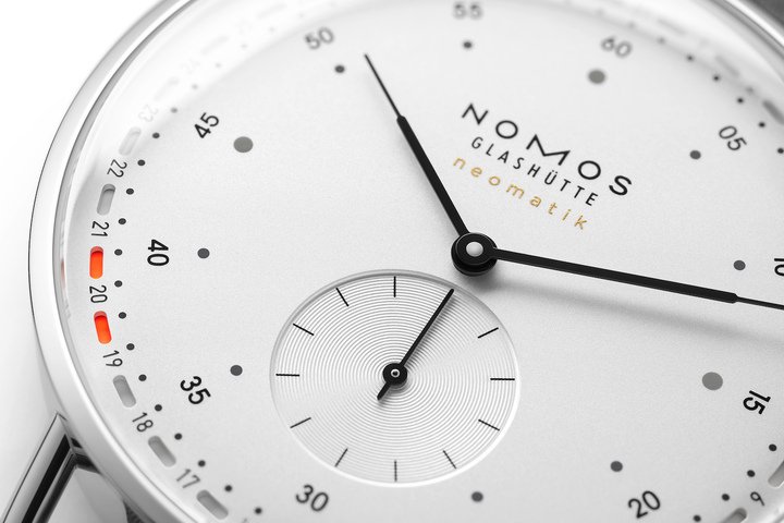 Metro neomatik 41 Update 腕表：搭载 NOMOS Glashütte 自主研发的 neomatik 机芯 DUW 6101，匠心打造品牌 独有的日历显示：日历环置于表盘边缘，整月日期一目了然。表壳直径 41 毫米，配备环形日历显示功能，倍显纤 薄精巧。