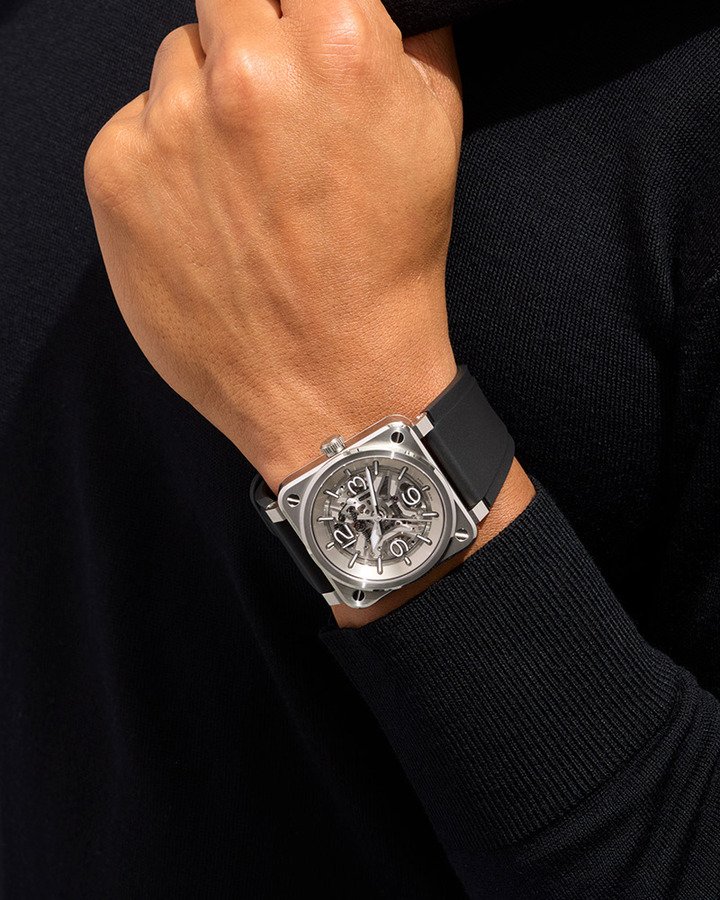 BR-03 Skeleton Steel 的 9.65 毫米厚表壳蕴含着新意笔触，不锈钢的科技感与镂空工艺结合，既熟悉又有焕然一新之感。