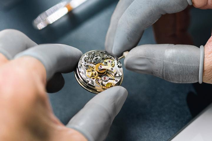 Tribute to Compax 内部机芯同样承载历史。宇宙表修复了源自 Compax 年代的 281 机芯：手动上链、直径 28.5 毫米、厚度 7.10 毫米的导柱轮计时码表。