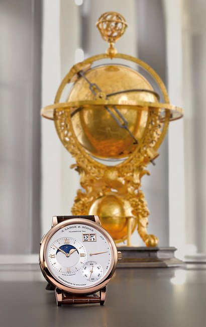 GRAND LANGE 1 MOON PHASE与后方由约翰‧赖恩霍尔德（Johannes Reinhold）及基奥克‧罗尔（Georg Roll）制造的天球仪（奥格斯堡1586年） 