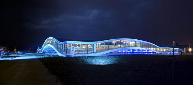 于Lausanne的劳力士学习中心独特设计，在夜晚的灯光映衬下更加引人注目