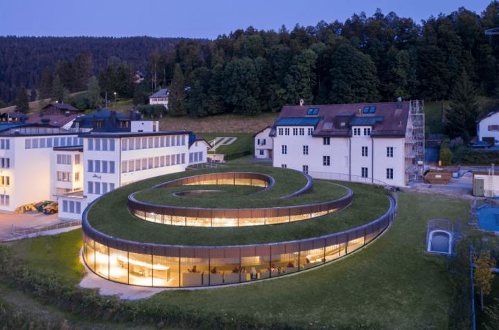 BIG建筑公司精心设计的螺旋式结构展馆破土而出，浑然天成地融入自然景观中，为爱彼年复一年在瑞士侏山脉创造的技术和设计杰作提供崭新的舞台